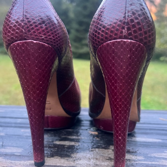FENDI Burgundy Red Snakeskin Leather Gold Platforms Heels Pumps Rare - Picture 6 of 16